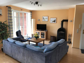 Bernsteinhaus Whg 1, strandnah mit Kamin und WLAN Loddin